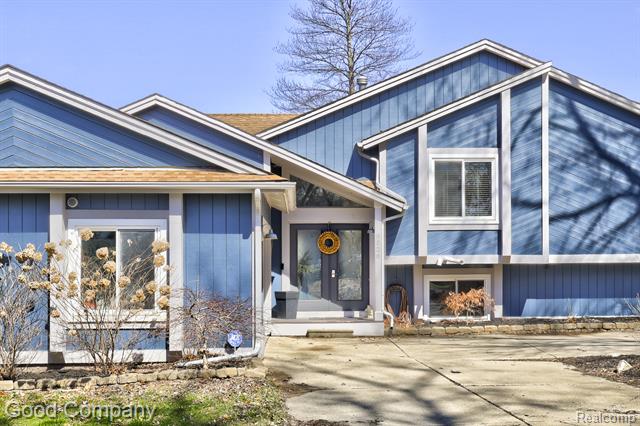 front view picture of 9526 Montgold, White Lake, MI. 48386