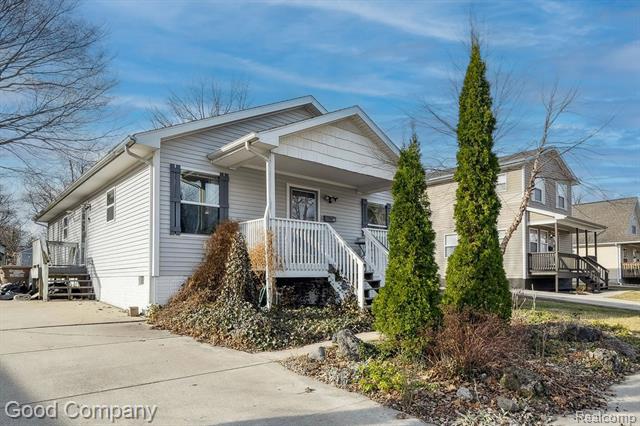 front view picture of 366 Ferry Ave, Pontiac, MI. 48341