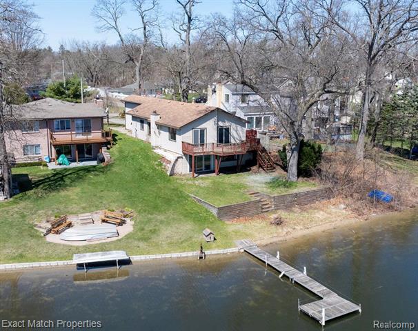 front view picture of 925 Mallock St, White Lake, MI. 48386