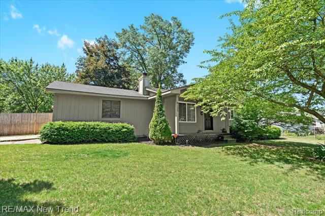 front view picture of 9125 Mandon St, White Lake, MI. 48386