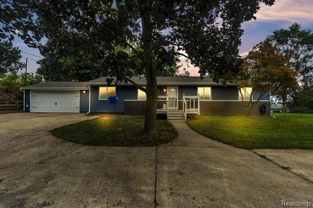 front view picture of 1095 Wyman Dr, Waterford, MI. 48328