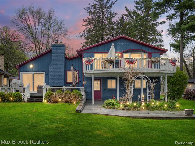 front view picture of 9431 Mandon St, White Lake, MI. 48386