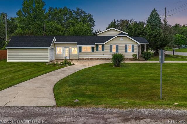 front view picture of 4681 Cass Elizabeth Rd, Waterford, MI. 48327