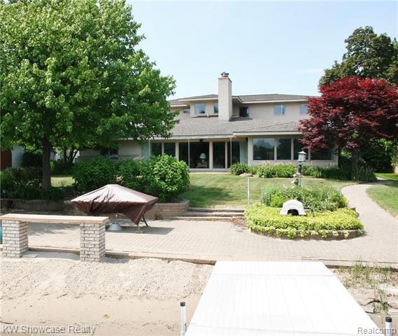 front view picture of 714 Ranveen Dr, White Lake, MI. 48386