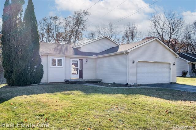 front view picture of 7053 Pershing St, Waterford, MI. 48327