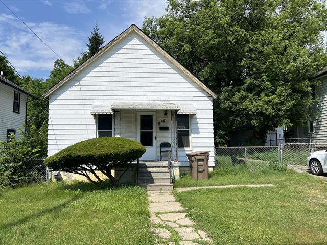 front view picture of 44 Lake St, Pontiac, MI. 48341
