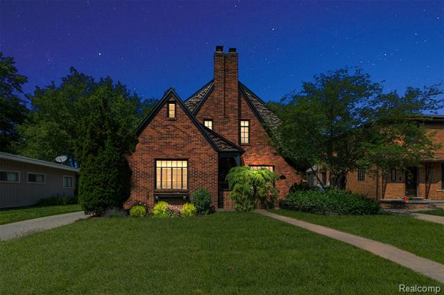 front view picture of 132 Illinois Ave, Pontiac, MI. 48341