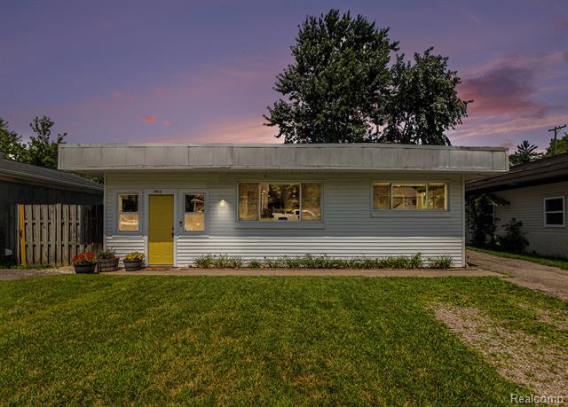 front view picture of 3914 Cresthaven Dr, Waterford, MI. 48328