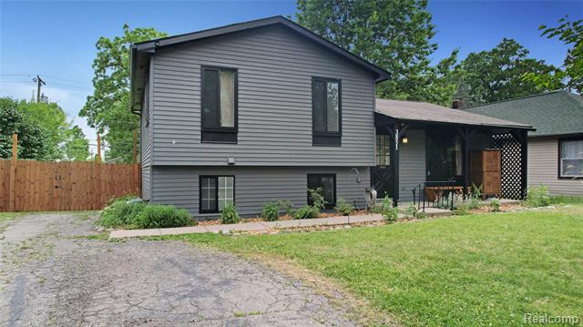 front view picture of 3851 Mapleleaf Rd, Waterford, MI. 48328