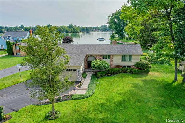 front view picture of 739 Rachelle Dr, White Lake, MI. 48386