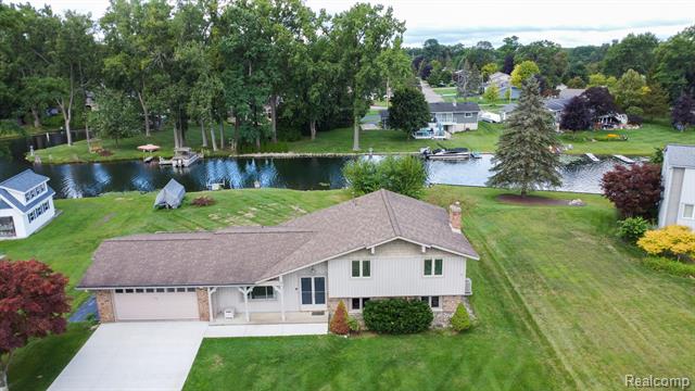 front view picture of 722 Rachelle Dr, White Lake, MI. 48386