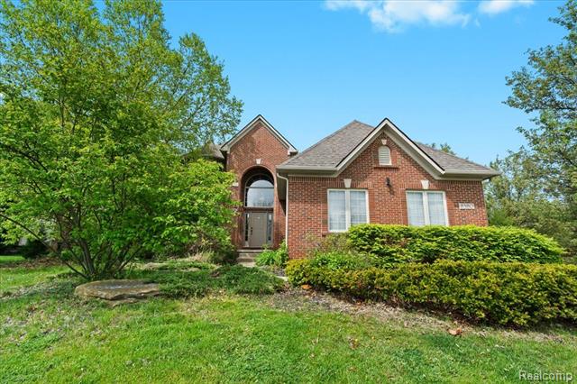 front view picture of 8380 Jamestown Dr, White Lake, MI. 48386