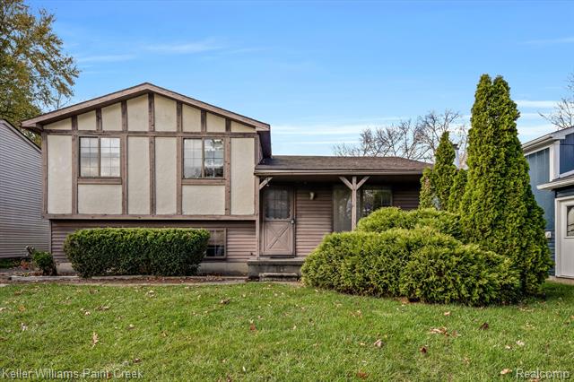 front view picture of 692 Woodingham Ave, Waterford, MI. 48328