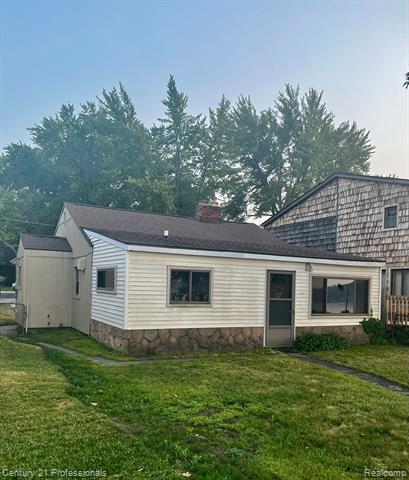 front view picture of 5096 Durnham Dr, Waterford, MI. 48327