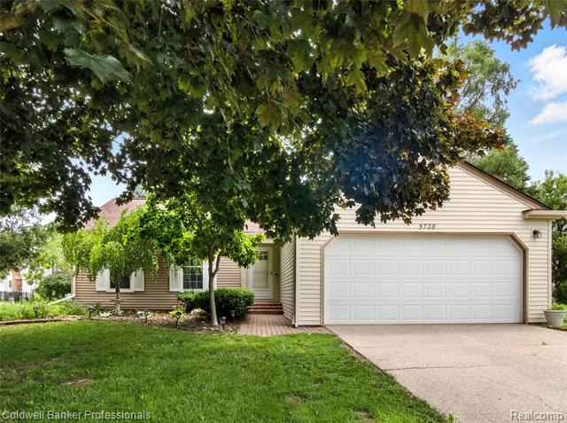 front view picture of 5728 Coach House Ct, Waterford, MI. 48327