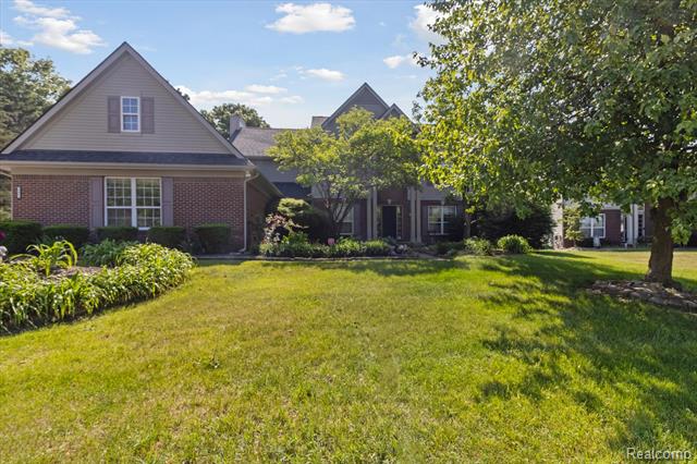 front view picture of 785 Akehurst Ln, White Lake, MI. 48386