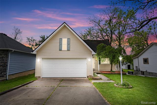 front view picture of 3819 Hazelett Dr, Waterford, MI. 48328
