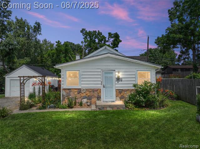 front view picture of 3932 Oak Knoll Rd, Waterford, MI. 48328