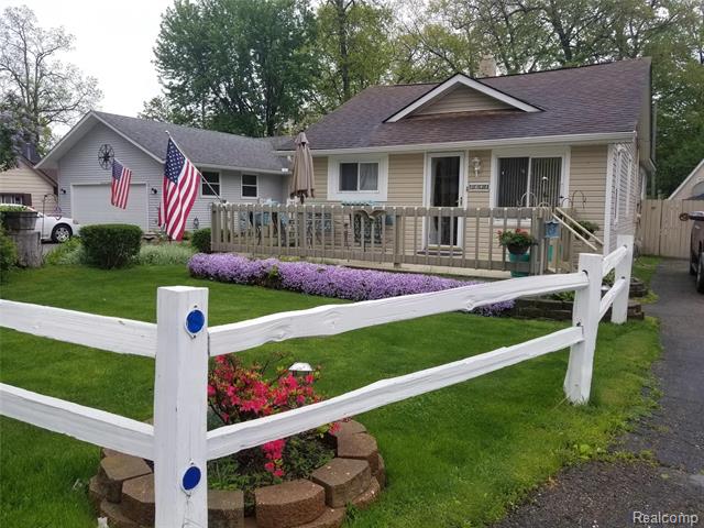 front view picture of 3941 Hazelett Dr, Waterford, MI. 48328
