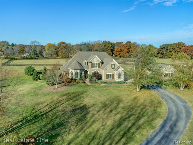 front view picture of 690 Spiroff Dr, Milford, MI. 48380
