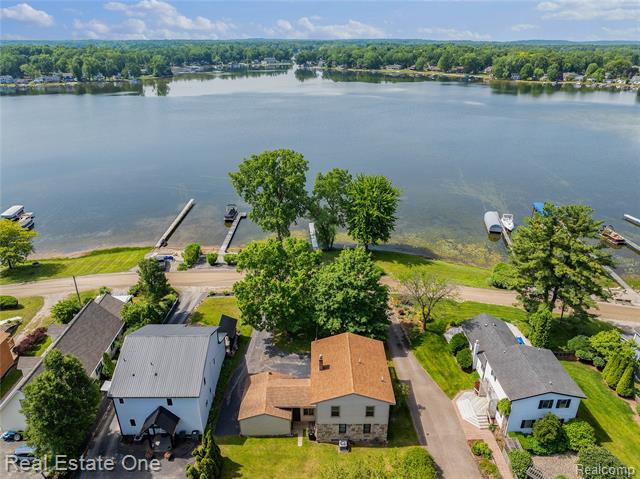 front view picture of 5065 Girard Drive, Pinckney, MI. 48169