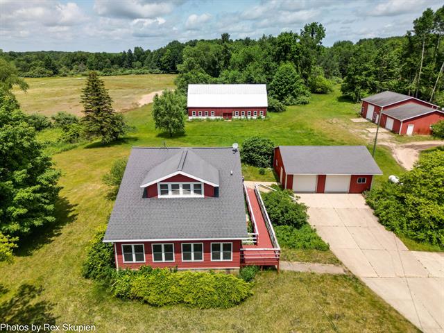 front view picture of 3193 W 112Th Street, Grant, MI. 49327