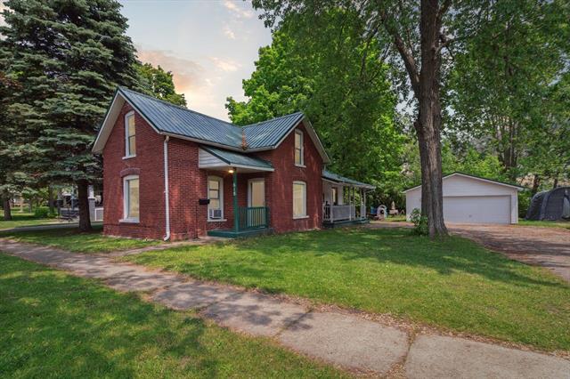 front view picture of 618 N River Avenue, Alma, MI. 48801