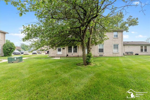 front view picture of 20036 Village Green Court, Trenton, MI. 48183