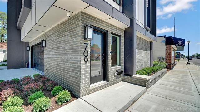 front view picture of 709 E 11 Mile Road, Royal Oak, MI. 48067