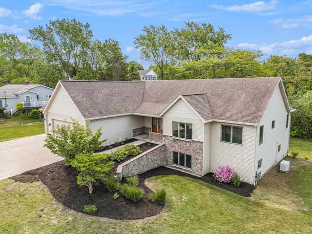 front view picture of 7352 Lakeridge Road, South Haven, MI. 49090
