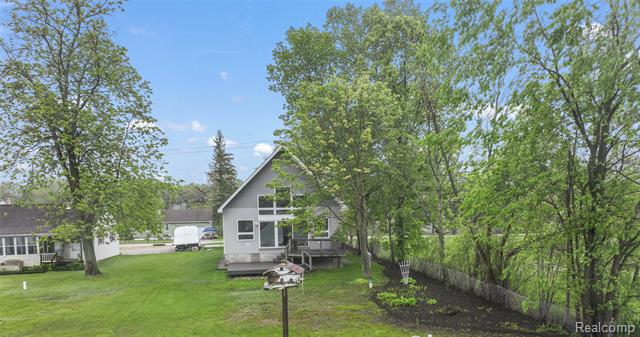 front view picture of 8844 Riverside Drive, Brighton, MI. 48116