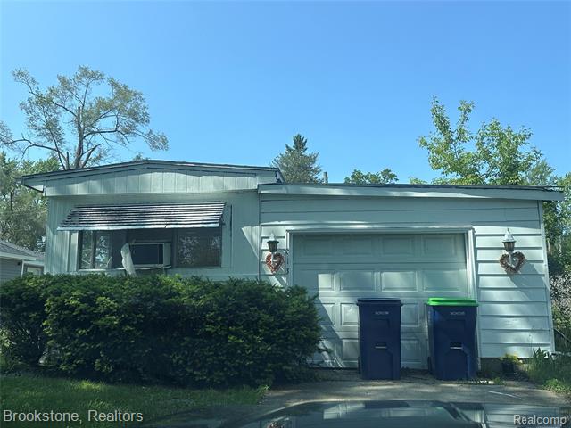 front view picture of 213 E Oak Street, Saint Charles, MI. 48655
