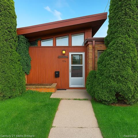 front view picture of 106 N Marquette Street, Durand, MI. 48429