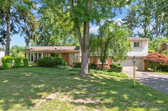 front view picture of 30158 Fiddlers Green, Farmington, MI. 48334