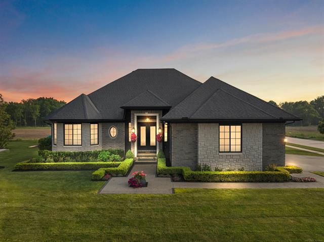 front view picture of 15926 Via Colico Drive, Macomb, MI. 48042