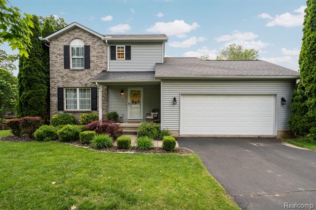front view picture of 9299 Appleview Court, Brighton, MI. 48116