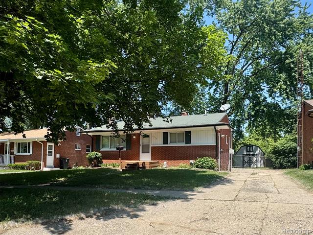 front view picture of 2713 Alpha Way, Flint, MI. 48506