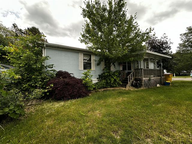 front view picture of 411 Aquaview Drive, Oxford, MI. 48371