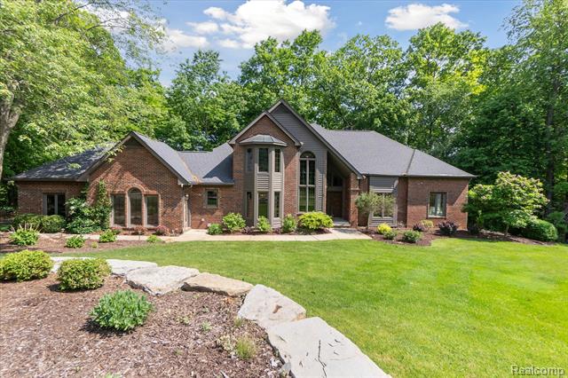 front view picture of 2020 Pine Hollow Trail, Brighton, MI. 48114