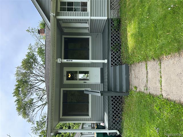 front view picture of 854 Maplewood #2 Avenue, Ypsilanti, MI. 48198