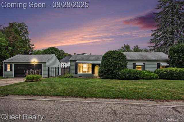 front view picture of 2546 Woodbine Dr, Waterford, MI. 48328