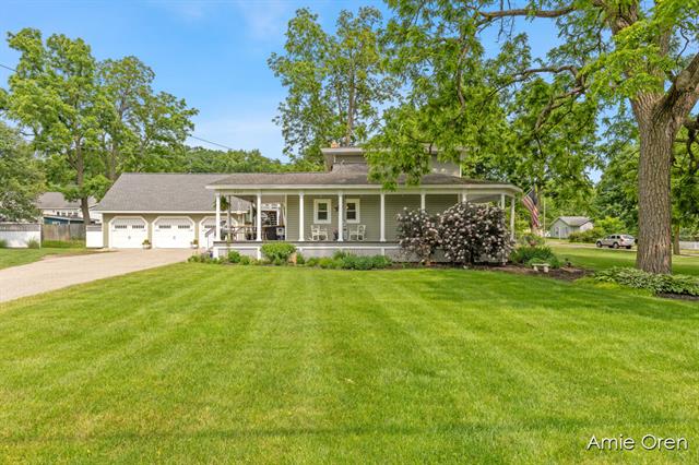 front view picture of 307 N Jefferson Street Se, Lowell, MI. 49331