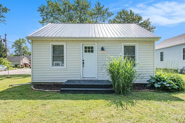 front view picture of 501 Sherwood Avenue, Three Oaks, MI. 49128