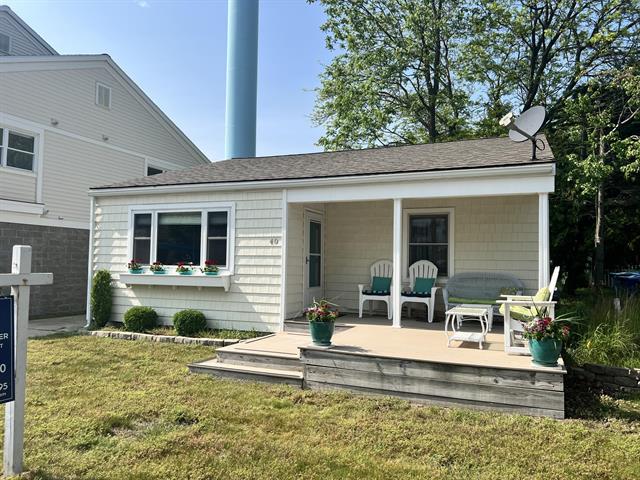 front view picture of 40 E 5Th Street, Pentwater, MI. 49449