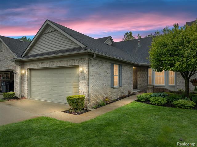 front view picture of 5428 Ivy Court, Howell, MI. 48843