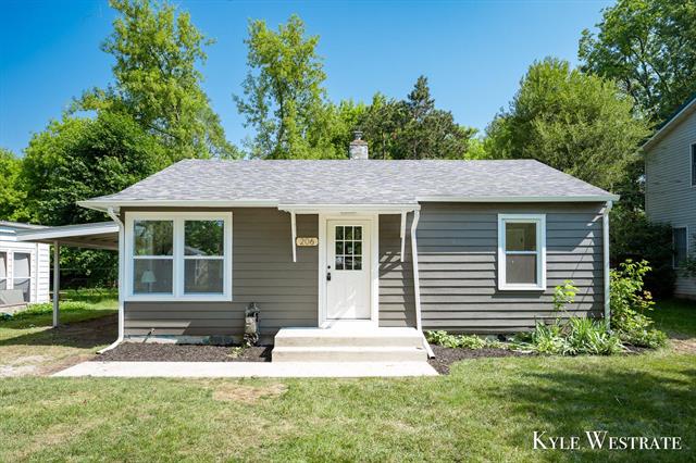 front view picture of 206 Fairview Street, Greenville, MI. 48838