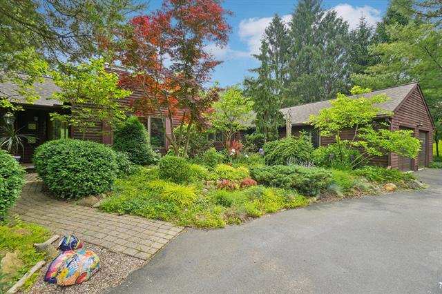 front view picture of 3377 Timberwood Lane, Ann Arbor, MI. 48103