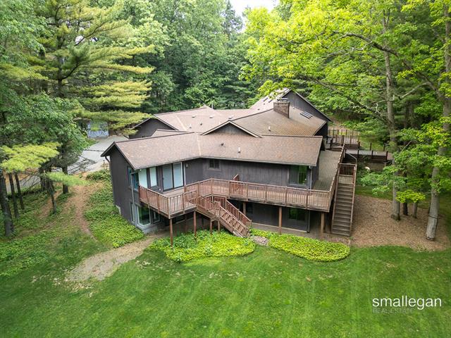 front view picture of 550 Greentree Lane Ne, Ada, MI. 49301