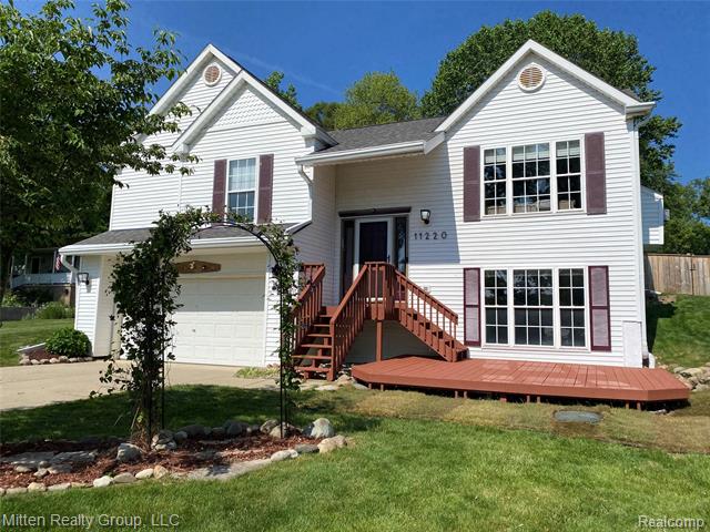 front view picture of 11220 Silver Drive, Whitmore Lake, MI. 48189