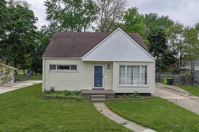front view picture of 709 Elmwood Drive, Fenton, MI. 48430